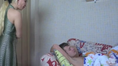 Oma schnappt sich des Klempners Schwanz